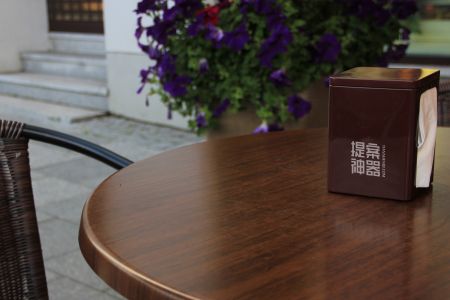 高清室外木质桌上抽纸盒logo展现形式样机素材