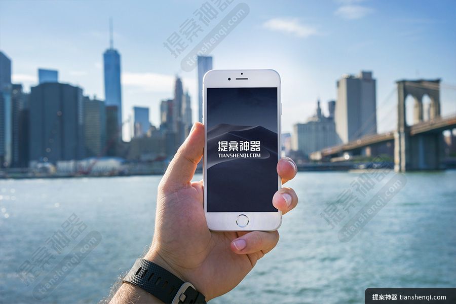 高清海边街景手拿白色iphone6样机素材