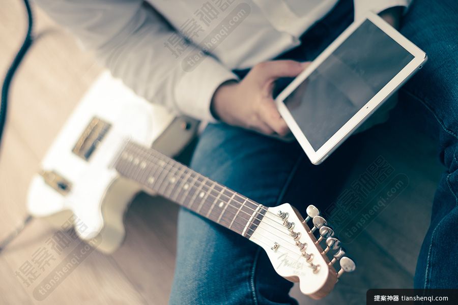 玩吉他的人坐在地板上双手拿着iPad高清场景样机素材