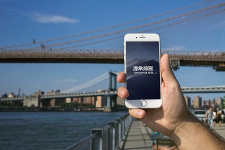 高清大桥下手拿白色iPhone6场景样机素材
