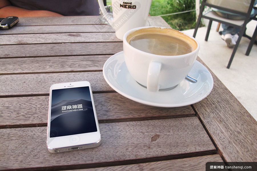 高清咖啡店桌上白色iPhone4场景样机素材