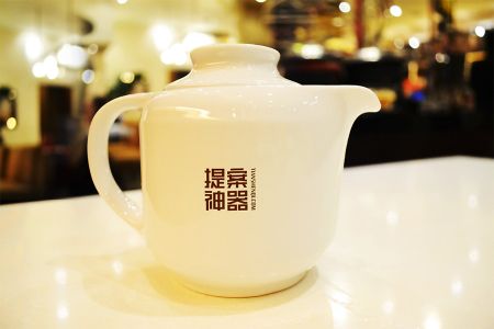 室内高清白色陶瓷加盖带把茶壶包装样机素材