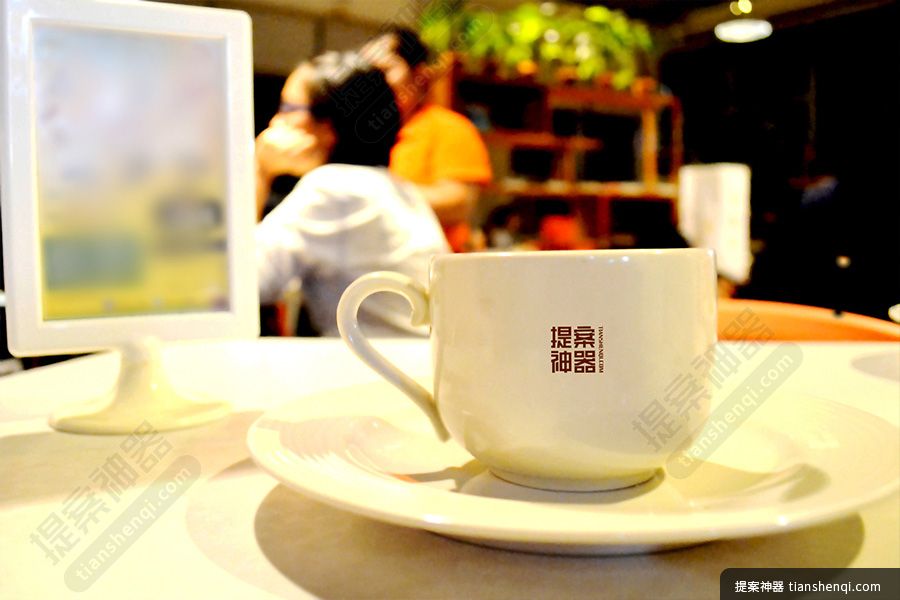 高清炫黄灯光室内咖啡厅白色陶瓷咖啡杯样机素材