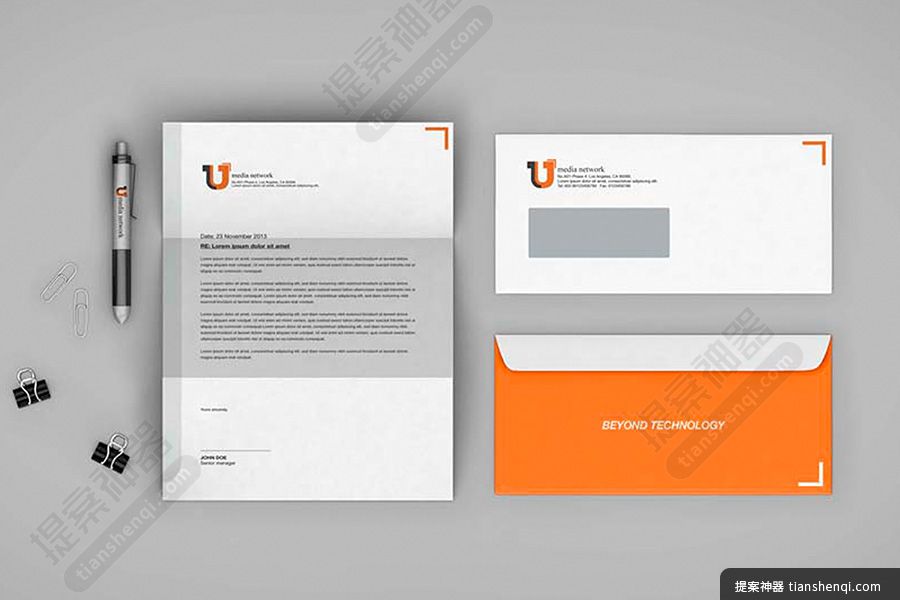 灰色背景白橙色系办公用品信封笔夹子样机素材