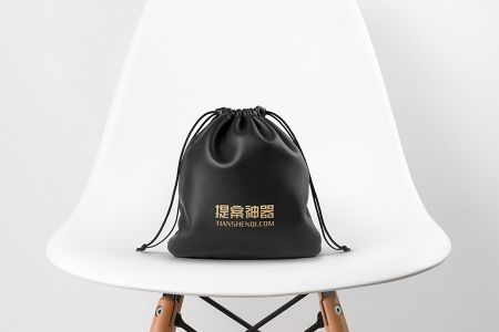 白色简约背景木质椅子和黑色pu皮金色logo印制组合样机素材