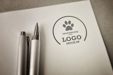 高清圆珠笔文具组合白色艺术纸边logo印制样机素材