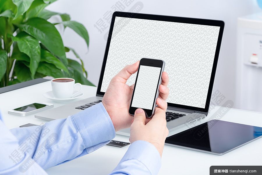 办公场景男士使用高清Macbook与iPhone组合样机贴图素材